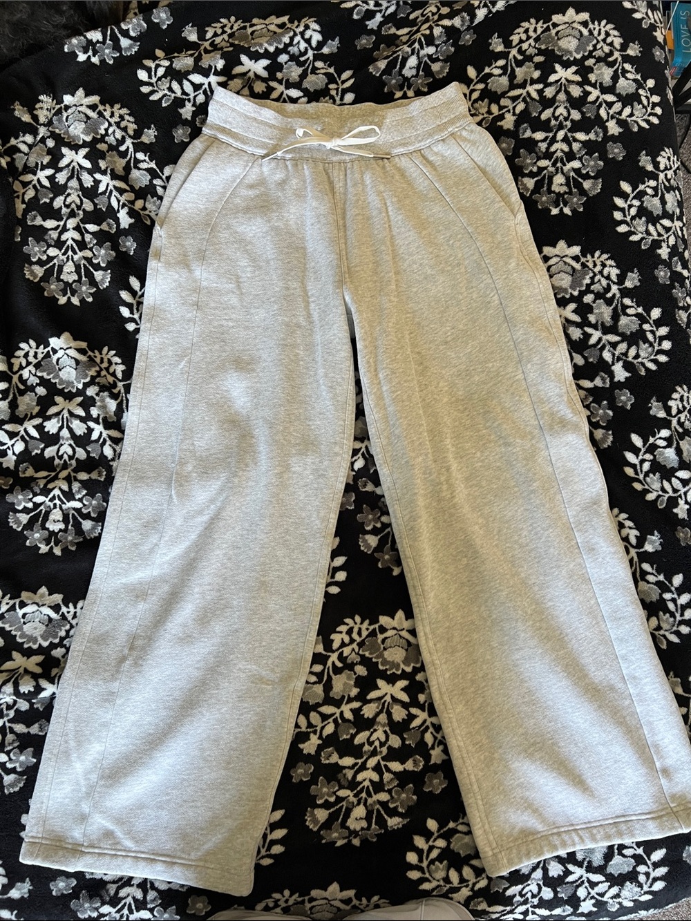 Lululemon Heather Gray Wide-Leg Scuba Jogger XS Short 25” inseam